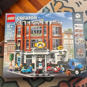 LEGO Creator Expert Corner Garage Set with Red and Blue